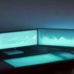 Mesa de trabajo futurista con monitor mostrando gráficos financieros complejos y una proyección holográfica de red neuronal, simbolizando la fusión de tecnología y finanzas.